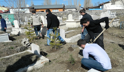 Kars'ta Mezarlıklar Fidanlarla Buluştu