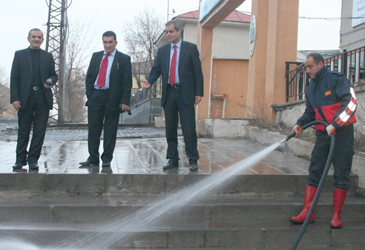 Kars'ta Kaldırım Temizliği Başladı