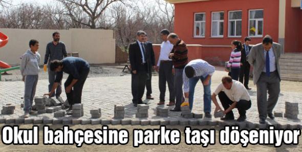 Okul bahçesine parke taşı döşeniyor