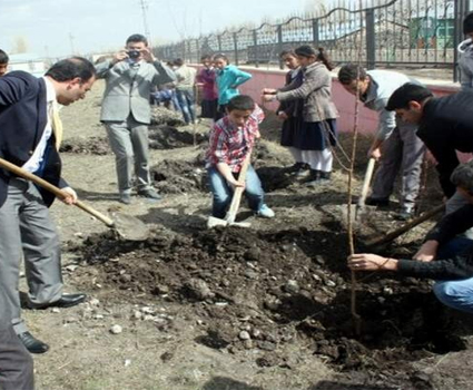 Kars'ta Camilere Meyve Ağacı Dağıtıldı