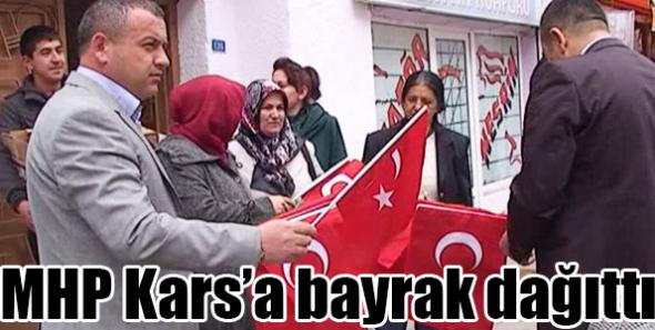MHP Kars’a bayrak dağıttı