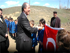Valinin yolunu kesen öğrenciler taleplerini ilettiler