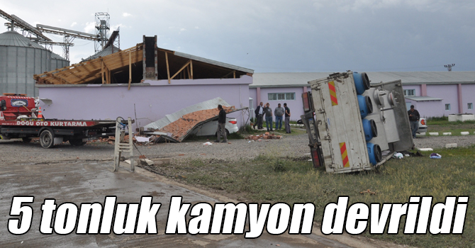 Kars’ta hortum 5 tonluk kamyonu devirdi