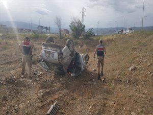 Erzincan'da şarampole devrilen otomobilde 3 kişi yaralandı