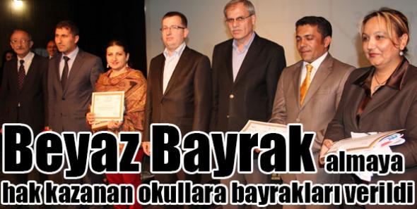 Beyaz Bayrak almaya hak kazanan okullara bayrakları verildi