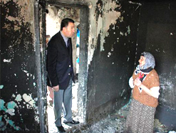 Yaşlı çift yanan evde yaşıyor