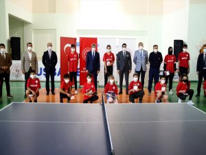 Van'da masa tenisi sporcularına malzeme desteği