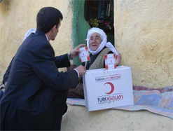 Sarıkamış Kızılay Şube Başkanlığı yardıma muhtaç ailelere kavurma dağıttı