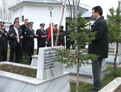 Şehitlikte anma töreni