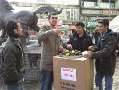 Üniversite Öğrencileri Harçlıkları İçin Midye Satıyorlar.