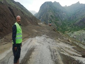 Erzincan'da köy yolunda asfalt döken ekipler heyelandan son anda kurtuldu