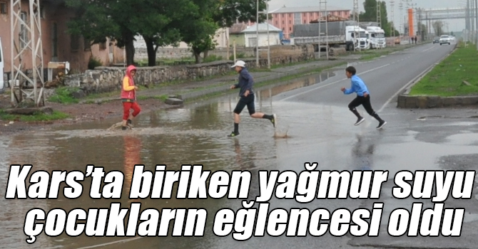 Kars’ta biriken yağmur suyu çocukların eğlencesi oldu