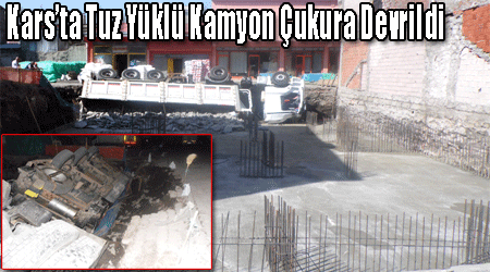 Kars’ta Tuz Yüklü Kamyon Çukura Devrildi