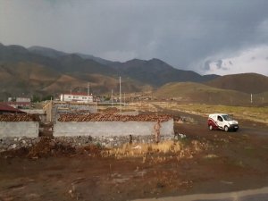 Erzincan'da köy yolu taşkın tehlikesi nedeniyle ulaşıma kapatıldı