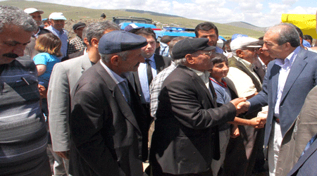 Ardahan'da Bakan'ın Yolunu Kestiler!