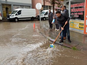 GÜNCELLEME - Kars'ta sağanak nedeniyle bazı iş yerlerini su bastı