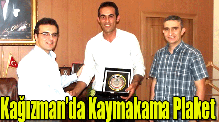 Kağızman'da Kaymakama Plaket