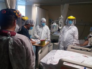 Sağlık Müdürü Sünnetçioğlu Kovid-19 tedavisi gören hastaları ziyaret etti