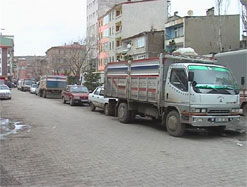 Kamyon parkı esnafı canından bezdirdi