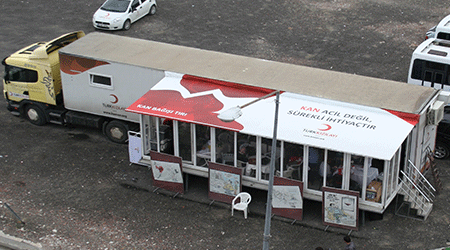 Kars'tan Kızılay Tırına Yoğun İlgi!