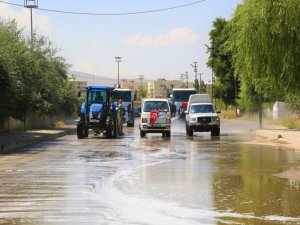 Tuşba Belediyesi cadde ve sokakları yıkadı