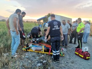 Erzincan'da şarampole düşen traktördeki 2 kişi yaralandı