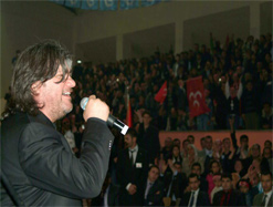 Ahmet Şafak karslıları Çoşturdu.