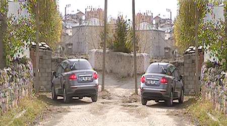 Kars'ta Yol Ortasında Telefon Direği!