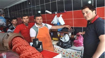 Kars'ta Kasaplar Kıyma Mesaisinde!