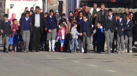 Kars'ta Öğrenciler Servis İçin Eylemde!