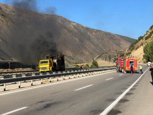 Erzincan'da seyir halindeki hurda yüklü kamyonda yangın çıktı