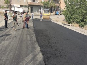 Hakkari'de tahrip olan yollar asfaltla yenileniyor
