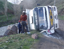 TUĞLA YÜKLÜ KAMYON DEREYE UÇTU