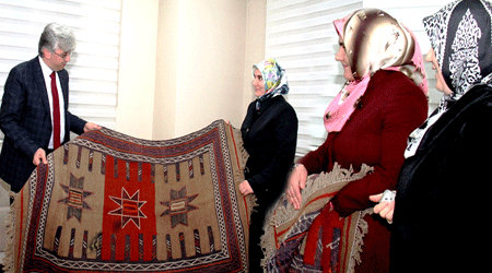 Bakan Halısı, Kars  Hanımeli Derneği’ne Hediye Edildi!