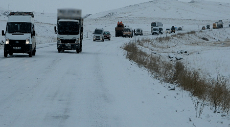Kars'ta Okul Servisi Kamyonla Çarpıştı!