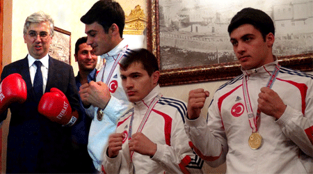 Şampiyon Boksörlerden Vali Tepe'ye Ziyaret!
