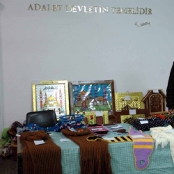 Kars Kapalı Cezaevi'nde Yatan Mahkûmların El Emekleri Adliye Binasında Sergilendi.