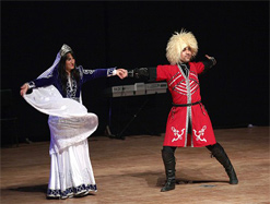 GÖNÜLLERİNCE EĞLENDİ