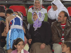Başarısını Annesinin Elini Öperek Kutladı