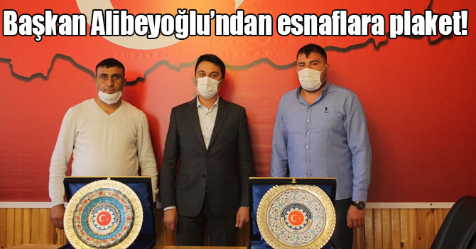 Başkan Alibeyoğlu’ndan esnaflara plaket!