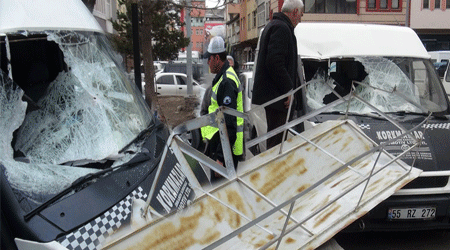 Kars'ta Şiddetli Rüzgar Çatıları UçurduKars'ta Şiddetli Rüzgar Çatıları Uçurdu