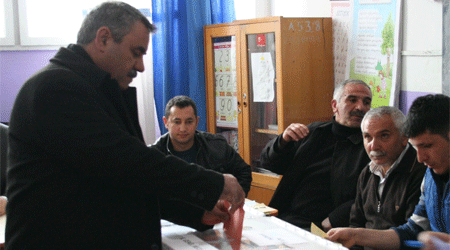 Kars'ta Oy Kullanma İşlemleri Kar ve Tipi Altında Başladı