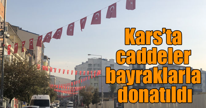 Kars’ta caddeler bayraklarla donatıldı