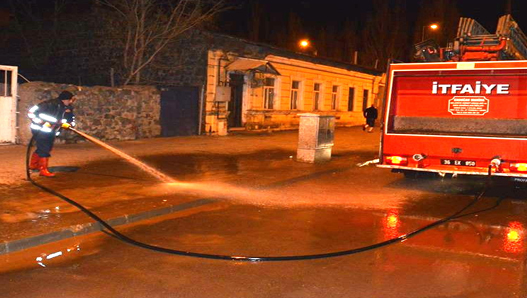 Kars'ta İtfaiye Ekipleri yolları yıkadı