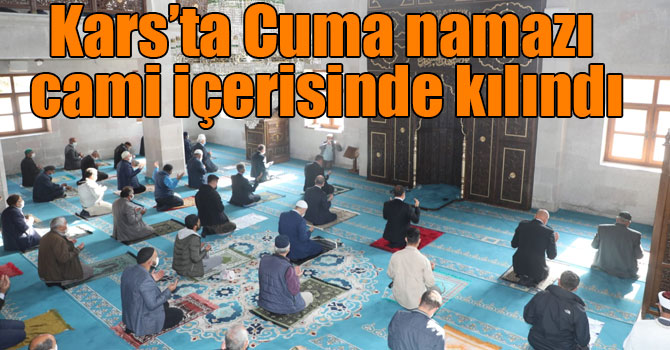 Kars’ta Cuma namazı cami içerisinde kılındı