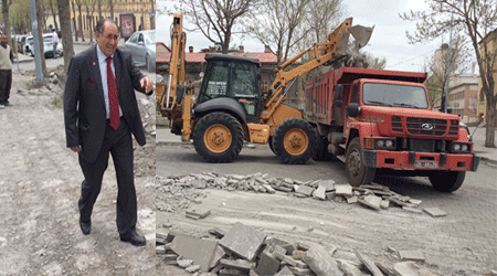 Kaldırımlar Yenileniyor