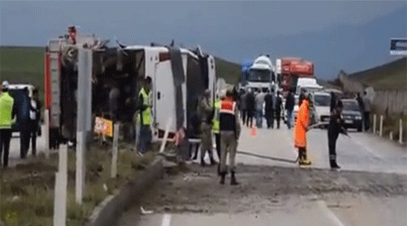 Midibüs yan yattı: 21 yaralı