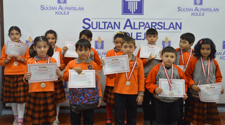 Sultanlara resim yarışması ödülleri verildi