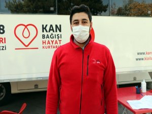 Elazığ'da Türk Kızılay gönüllüleri açık alanda kitap okudu