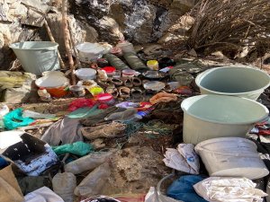 Bitlis'te teröristlerce toprağa gömülmüş malzemeler ele geçirildi